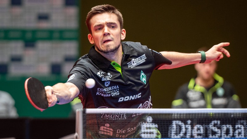 Werders Tischtennis-Profi Kirill Gerassimenko fokussiert mit großen Augen den fliegenden Ball.