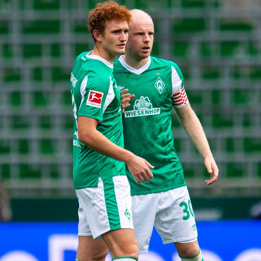 Die Werder-Spieler Josh Sargent und Davy Klaassen bejubeln einen Treffer.