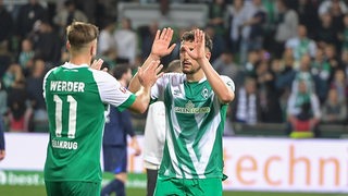 Niclas Füllkruh und Milos Veljkovic klatschen sich ab.