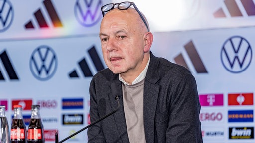  DFB-Präsident Bernd Neuendorf gibt eine Pressekonferenz.