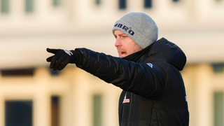 Ole Werner gibt ein Kommando am Spielfeldrand.