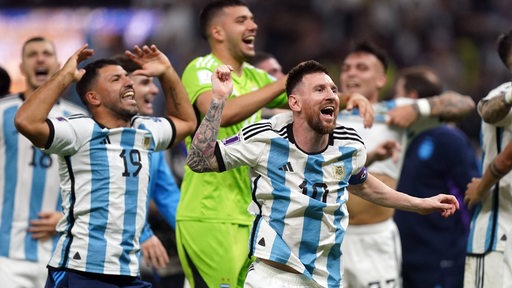 Die argentinischen Fußballspieler um Lionel Messi bejubeln den WM-Sieg.