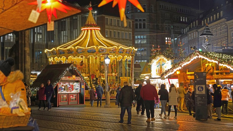 Menschen auf dem Bremer Weihnachtsmarkt