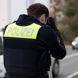 Polizist bei mobiler Geschwindigkeitskontrolle