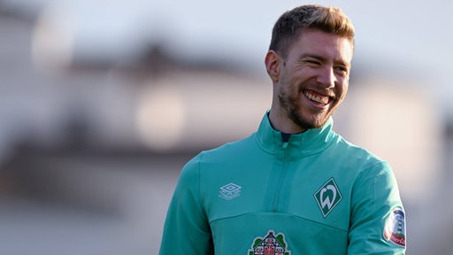 Werder-Spieler Mitchell Weiser lacht während einer Trainingseinheit.