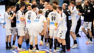Die deutsche Handball-Nationalmannschaft bespricht sich in einer Auszeit.