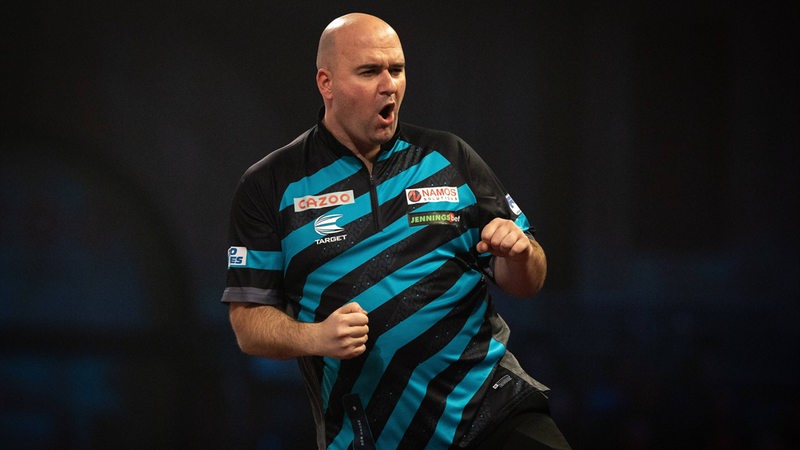 Darts-Spieler Rob Cross feiert einen Erfolg.