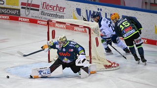 Keeper Franzreb bei einer Parade gegen Iserlohn.