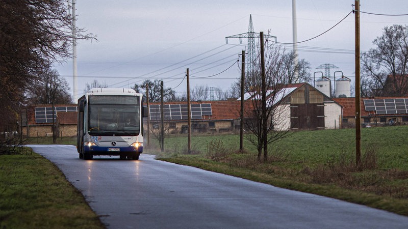 Ein Schulbus fährt über eine Landstraße
