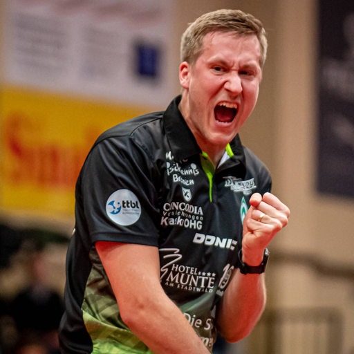 Werders Tischtennis-Profi Mattias Falck reckt mit martialischem Jubel-Gebrüll die Faust nach dem Sieg.