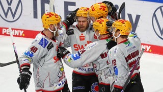 Mehrere Spieler der Fischtown Pinguins bejubeln einen Treffer gegen die Grizzlys Wolfsburg.