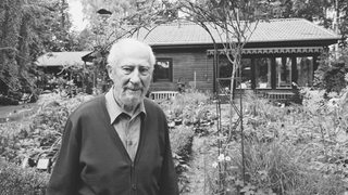 Der Bremer Rechtsanwalt und Autor Heinrich Hannover im Garten vor seinem Haus