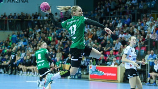Die Oldenburger Handballerin Maike Schirmer schließt einen Sprungwurf ab.