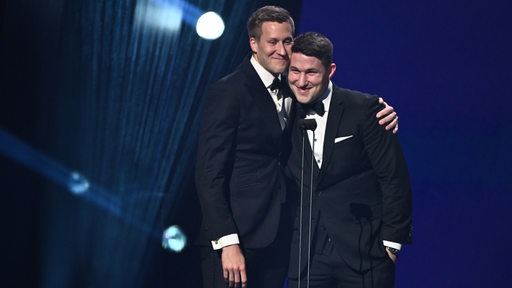 Werders Tischtennis-Profi Mattias Falck bei der schwedischen Sportgala mit Kristian Karlsson auf der Bühne bei der Preisverleihiung.