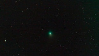 Der Komet C/2022 E3 ist am Nachthimmel als grüner Schimmer zu erkennen.