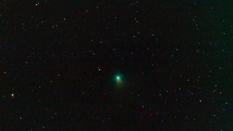 Der Komet C/2022 E3 ist am Nachthimmel als grüner Schimmer zu erkennen.