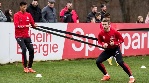 Die ehemaligen Werder-Profis Davie Selke und Florian Kainz bei einer Aufwärmübung des 1. FC Köln.