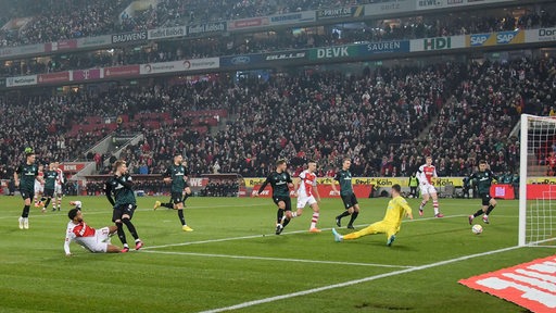 Die Werder-Spieler sind beim Torschuss der Kölner nur hilflose Zuschauer, Torwart Jiri Pavlenka streckt sich vergeblich.
