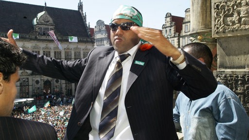 Ailton feiert mit Werder-Kopftuch und schwarzer Sonnenbrille den Double-Sieg auf dem Bremer Rathausbalkon.