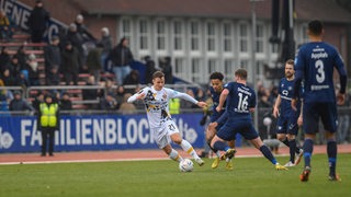 Dresdens Lemmer im Dribbling gegen oldenburg. 