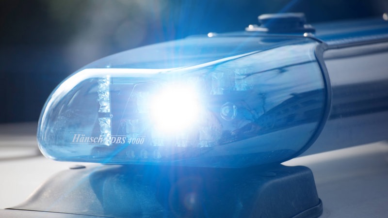 Nahaufnahme eines eingeschalteten Blaulichts auf einem Polizeiauto.