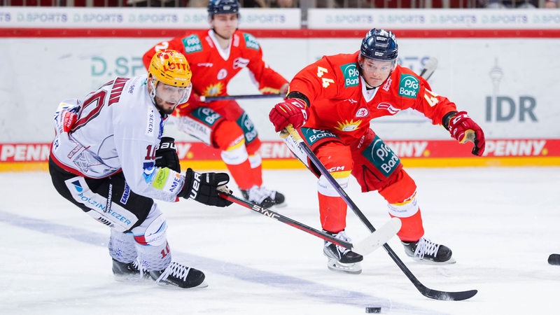 Georgiy Saakyan (l.) von den Pinguins im Zweikampf mit Josef Eham.