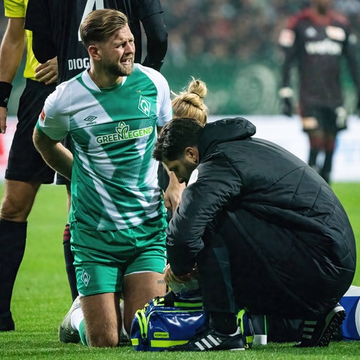 Werder-Torjäger Niclas Füllkrug wird nach einem Zweikampf behandelt.