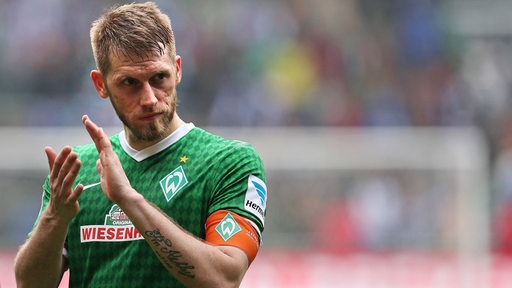 Aron Hunt applaudiert als Werder-Kapitän den Fans nach dem Spiel.