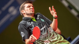 Werders Tischtennis-Profi Kirill Gerassimenko ärgert sich mit schmerzverzerrtem Gesicht über einen Fehler.
