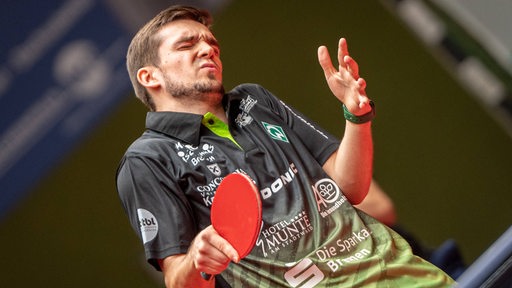 Werders Tischtennis-Profi Kirill Gerassimenko ärgert sich mit schmerzverzerrtem Gesicht über einen Fehler.