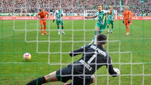 Werder-Stürmer Niclas Füllkrug versenkt einen Elfmeter und schickt Wolfsburgs Torwart Koen Casteels