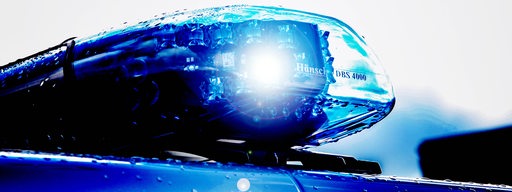 Nahaufnahme eines Blaulichts auf einem Polizeiwagen.