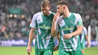 Die Werder-Verteidiger Niklas Stark und Milos Veljkovic sprechen miteinander.