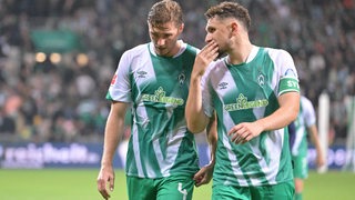 Die Werder-Verteidiger Niklas Stark und Milos Veljkovic sprechen miteinander.