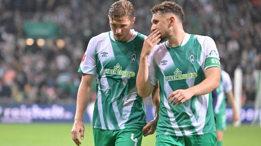 Die Werder-Verteidiger Niklas Stark und Milos Veljkovic sprechen miteinander.
