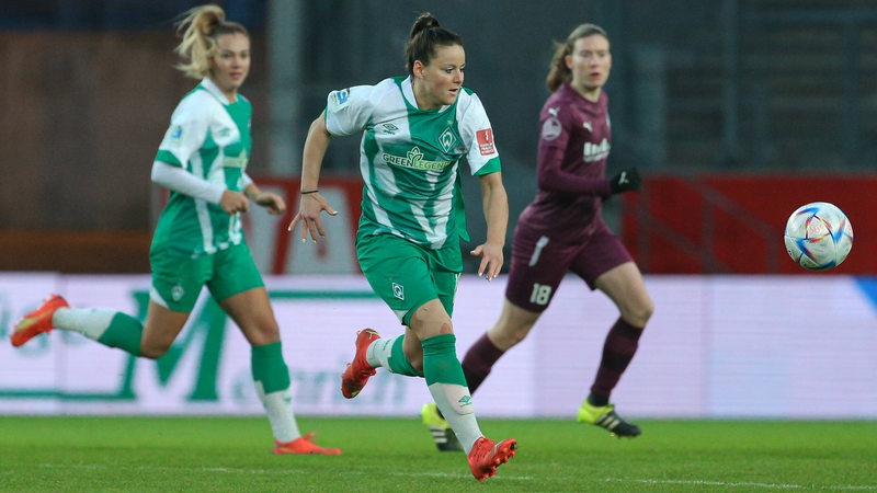 Werder-Spielerin Jasmin Sehan rennt dem Ball hinterher.