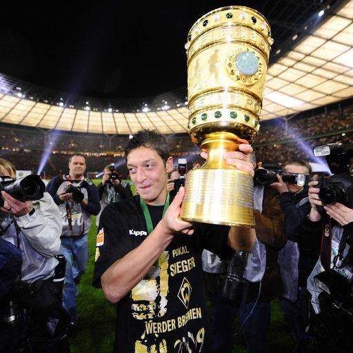 Der damalige Werder-Spieler Mesut Özil feiert den Gewinn des DFB-Pokals im Jahr 2009.