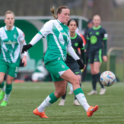 Werder-Stürmerin Stefanie Sanders im Testspiel gegen Wolfsburg am Ball.