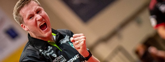 Werders Tischtennis-Profi Mattias Falck schreit seinen Jubel heraus und ballt dabei die Hand zur Faust.