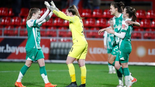 Werders Fußballerinnen bejubeln den Treffer von Nina Lührßen gegen Bayer Leverkusen.