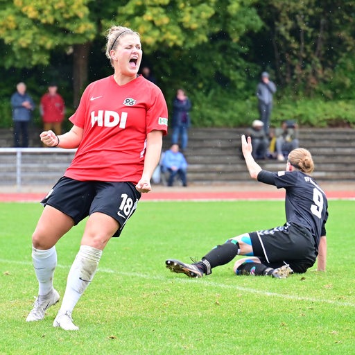 Hannover-Stürmerin Anna-Lena Füllkrug bejubelt einen Treffer.