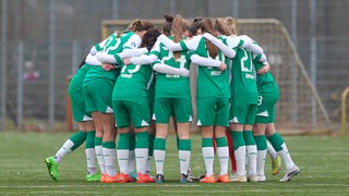 Die Werder-Spielerinnen bilden einen Kreis.