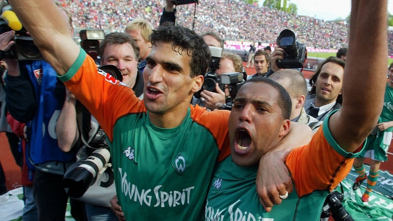 Die Werder-Spieler Paul Stalteri und Ailton feiern den Gewinn der Meisterschaft.