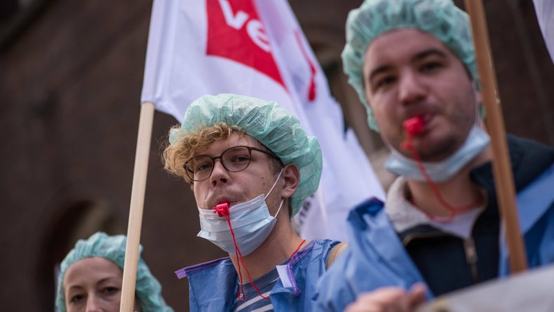 Mitarbeiter eines Krankenhauses streiken für bessere Arbeitsbedingungen und mehr Lohn.