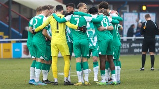 Die Spieler der Werder-Reserve bilden einen Kreis.