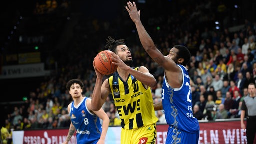 Baskets-Basketballer Norris Agbakoko blickt mit dem Ball in der Hand zum Korb.