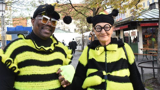 Karneval: Zwei Menschen in Bienenkostümen auf dem Viktualienmarkt in München