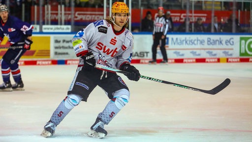 Pinguins-Spieler Moritz Wirth in Lauerstellung auf dem Eis.