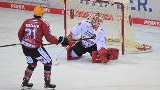 Eishockey-Spieler Jake Virtanen trifft gegen Köln ins Tor bei seinem ersten Heimspiel für die Fischtown Pinguins.
