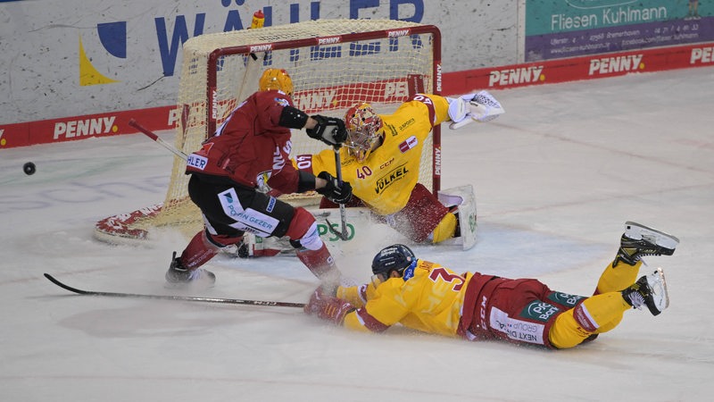 Joonas Jaervinen (Duesseldorfer EG) hilft Torwart Henrik Haukeland